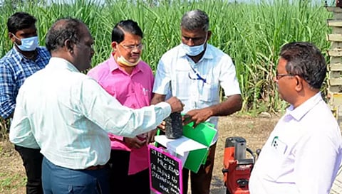 சங்ககிரியில் சாலை விரிவாக்கப் பணிகளை சேலம் கண்காணிப்பு பொறியாளர் பன்னீர்செல்வம் ஆய்வு செய்த காட்சி.