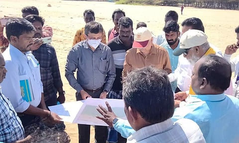 பழவேற்காட்டில் மீன்பிடி துறைமுகம் அமைக்க மீனவர்கள் திடீர் எதிர்ப்பு- மதிப்பீட்டு குழுவினரிடம் வாக்குவாதம்