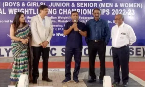 போட்டியை தொடங்கி வைத்து மாவட்ட போலீஸ் சூப்பிரண்டு ஹரிகிரண் பிரசாத் பேசிய காட்சி.