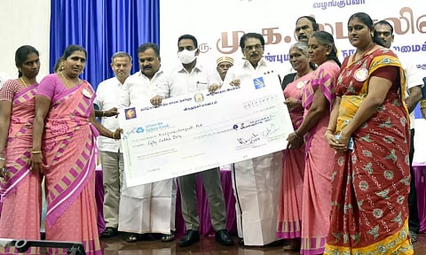 மகளிர் குழுக்களுக்கு கடனுதவிகளை அமைச்சர் சாத்தூர் ராமச்சந்திரன் வழங்கினார். அருகில் கலெக்டர் மேகநாதரெட்டி, மாணிக்கம் தாகூர் எம்.பி., எம்.எல்.ஏ.க்கள் சீனிவாசன், அசோகன் உள்ளனர்.