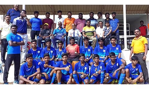 மாநில அளவில் நடைபெற்ற ஹாக்கி போட்டியில் பரிசு பெற்ற மாணவர்கள்.