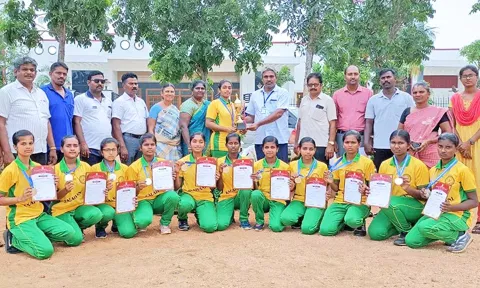 வெற்றி பெற்ற மாணவிகளை பள்ளி முதல்வர், ஆசிரியர்கள் பாராட்டினர்.