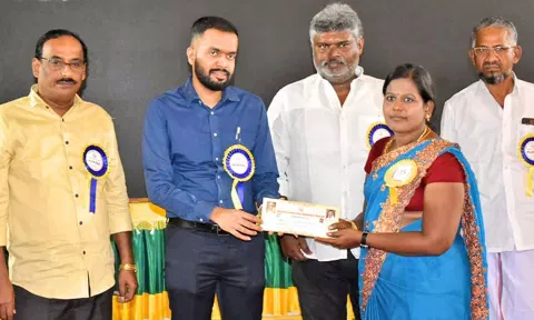 மகளிர் சுயஉதவி குழு பெண் ஒருவருக்கு கலெக்டர் ஆகாஷ் கடன் உதவி வழங்கிய காட்சி.