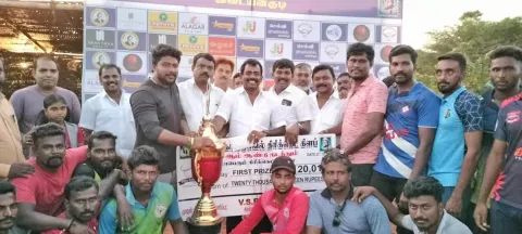 வெற்றி பெற்ற ஒரு அணிக்கு பரிசு தொகை, சுழற்கோப்பையை மாவட்ட பஞ்சாயத்து தலைவர் வி.எஸ்.ஆர். ஜெகதீஸ் வழங்கிய போது எடுத்த படம்