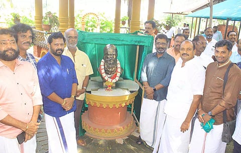 நம்மாழ்வார்  சிலை திறப்பு விழாவில் அ.தி.மு.க. மாவட்ட செயலாளர் தச்சை கணேசராஜா உள்ளிட்டோர் கலந்து கொண்டபோது எடுத்தபடம்.