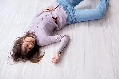 மயங்கி விழுந்து பெண் சாவு