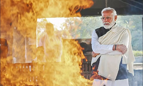 தாயார் உடலுக்கு தீ மூட்டி விட்டு பிரதமர் மோடி சோகமாக நின்று கொண்டிருந்த உருக்கமான காட்சி.