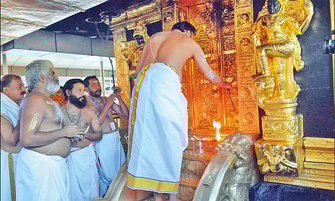 கோவில் நடையை தந்திரி கண்டரரு ராஜீவரு திறந்து வைத்த போது எடுத்த படம்.