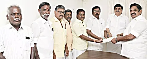 எடப்பாடி பழனிசாமியை சந்தித்து மனு அளிக்கப்பட்ட காட்சி.
