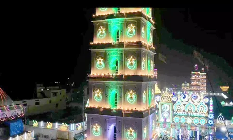 வண்ண விளக்குகளால் ஜொலிக்கும் நாகூர் தர்கா.