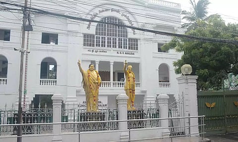 தமிழக தேர்தல் அதிகாரி அனுப்பிய கடிதத்தை ஏற்க அ.தி.மு.க. மறுப்பு- தலைமை கழக நிர்வாகிகள் திருப்பி அனுப்பினர்