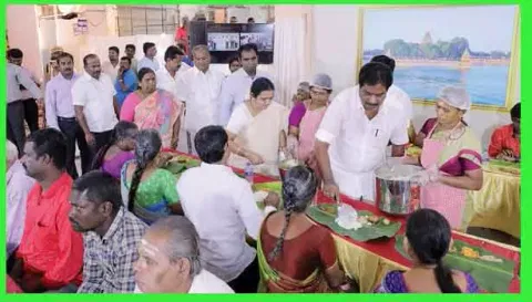 மதுரை மீனாட்சி அம்மன் கோவிலில் நடந்த முழுநேர அன்னதான திட்ட தொடக்க நிகழ்ச்சியில் பக்தர்களுக்கு அமைச்சர் மூர்த்தி உணவு பரிமாறினார்.&nbsp;
