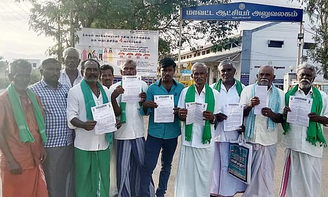 கலெக்டர் அலுவலகத்தில் மனு அளிக்க வந்த விவசாயிகள்.