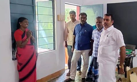 அங்கன்வாடியில்  பொன் முத்தையா பாண்டியன் ஆய்வு செய்தபோது எடுத்தபடம்.