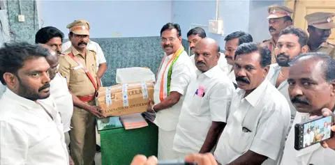 சி.சி.டி.வி. காமிராக்களை ரூபி மனோகரன் எம்.எல்.ஏ. இன்ஸ்பெக்டர் ஜோசப் ஜெட்சனிடம் வழங்கிய காட்சி.