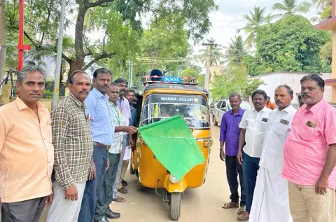 விழிப்புணர்வு ஆட்டோவை கொடியசைத்து தொடங்கி வைத்த காட்சி.