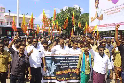 போராட்டத்தில் ஈடுபட்டவர்களை படத்தில் காணலாம்.போராட்டத்தில் ஈடுபட்டவர்களை படத்தில் காணலாம்.