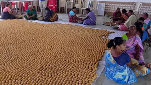 &nbsp;லட்டுகள் தயாரிக்கும் பணி நடந்து வருவதை படத்தில் காணலாம்.