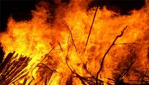 தீ விபத்து ஏற்பட்ட குடிசை வீட்டை படத்தில் காணலாம்.