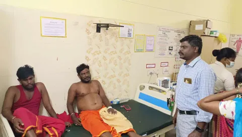 விபத்தில் படுகாயம் அடைந்தவர்கள்  ஆஸ்பத்திரியில் சிகிச்சை பெறும் காட்சி.&nbsp;