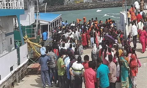 படகுத்துறையில் குவிந்திருந்த சுற்றுலா பயணிகளை படத்தில் காணலாம். 
