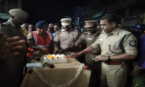 நள்ளிரவில் மாவட்ட போலீஸ் சூப்பிரண்டு ஹரிகிரண் பிரசாத் கேக் வெட்டியபோது எடுத்த படம்.