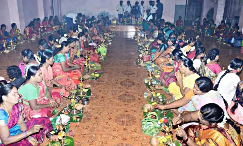 கீழக்கரை சித்தி விநாயகர் கோவிலில் அகில பாரத அய்யப்பா சேவா சங்கத்தின் சார்பில் நடந்த திருவிளக்கு பூஜையில் பெண்கள் பங்கேற்றனர்.