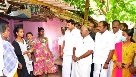 பரமத்தி இலங்கைத் தமிழர் மறுவாழ்வு மையத்தில், சிறுபான்மையினர் மற்றும் வெளிநாடு வாழ் தமிழர்கள் நல்வாழ்வுத் துறை அமைச்சர் செஞ்சி மஸ்தான், வனத்துறை அமைச்சர் மதிவேந்தன் ஆகியோர் ஆய்வு செய்த போது எடுத்த படம்.