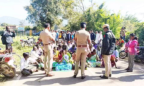 ஏலகிரி மலையில் பொது மக்கள் மறியல்