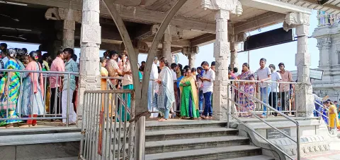 சென்னிமலை முருகன் கோவிலில் குவிந்த பக்தர்கள்