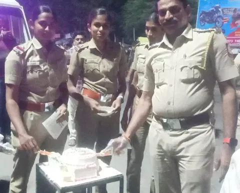 புத்தாண்டு பிறந்ததை முன்னிட்டு முசிறியில் டி.எஸ்.பி தலைமையில் கேக் வெட்டி கொண்டாடிய போலீசார்