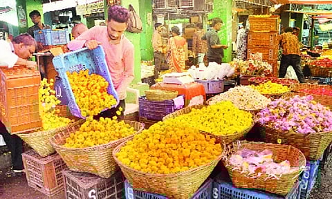 தருமபுரி பூ மார்க்கெட்டில் சாமந்திப்பூ விலை கிலோ ரூ.20 ஆனது