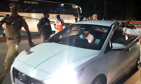 கார்களில் ஊடகங்கள் பெயரில் போலி ஸ்டிக்கர்: டி.எஸ்.பி. ஜெகதீஸ்வரன் அதிரடி நடவடிக்கை