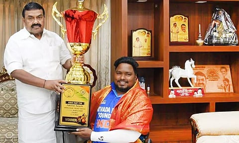 அமைச்சர் ராஜகண்ணப்பனிடம் மாற்றுத்திறனாளி வீரர் வினோத்பாபு வாழ்த்து பெற்றார்.
