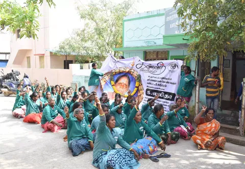 கடலூர் பாதிரிக்குப்பம் ஊராட்சி அலுவலகத்தை முற்றுகையிட்டு தர்ணா போராட்டத்தில் ஈடுபட்டனர்.&nbsp;