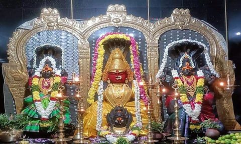 புத்தாண்டை முன்னிட்டு பவானி அம்மனுக்கு சிறப்பு அலங்காரம் செய்யப்பட்டு இருந்த காட்சி.