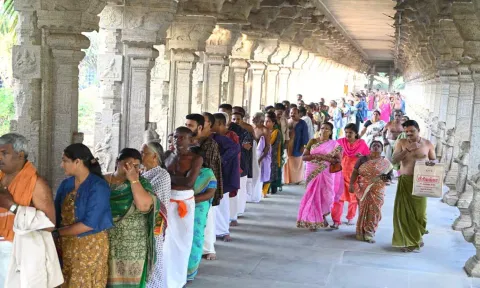 சாமி தரிசனம் செய்வதற்கு பக்தர்கள் நீண்ட வரிசையில் நிற்கும் காட்சி.