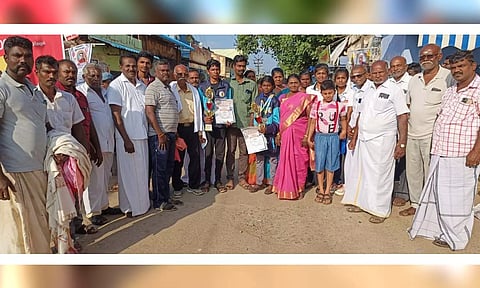 வெற்றி பெற்ற மாணவ,மாணவிக்கு வரவேற்பு அளிக்கப்பட்ட காட்சி.