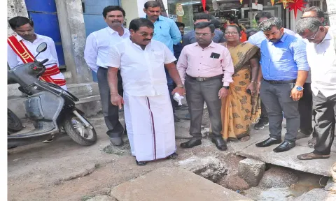 கழிவுநீர் ஓடையை மேயர் மகேஷ் ஆய்வு செய்த காட்சி.