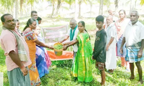 அசோலா வளர்ப்பு குறித்து விவசாயிகளுக்கு செயல்விளக்கம் அளிக்கப்பட்டது.