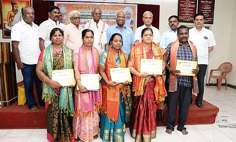 விருதுகளை வைத்திலிங்கம் எம்.பி. வழங்கிய காட்சி. அருகில் தமிழ் சங்கத்தலைவர் முத்து உள்ளார்.