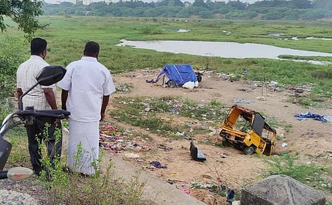 கெடிலம் ஆற்றில் பாய்ந்த ஆட்டோவை படத்தில் காணலாம்.&nbsp;