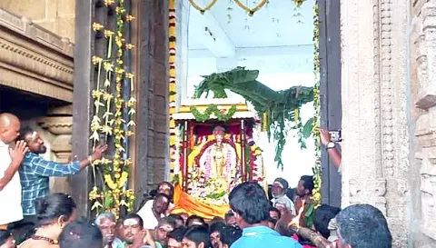 வடக்கு ராஜகோபுரம் வழியாக பெருமாள் எழுந்தருளிய காட்சி.
