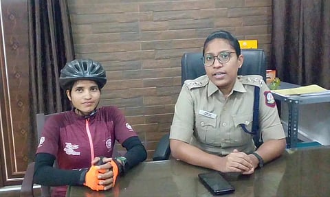 இந்தியா முழுவதும் சைக்கிளில் வலம் வரும் ஆயிசா மால்வியா, ராஜபாளையம் போலீஸ் டி.எஸ்.பி. பிரீத்தியை சந்தித்து பேசினார்.