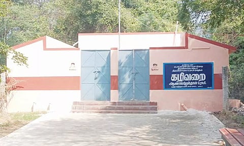 திருவண்ணாமலை கிரிவலப் பாதையில் பூட்டி கிடக்கும் கழிவுறையை படத்தில் காணலாம்.