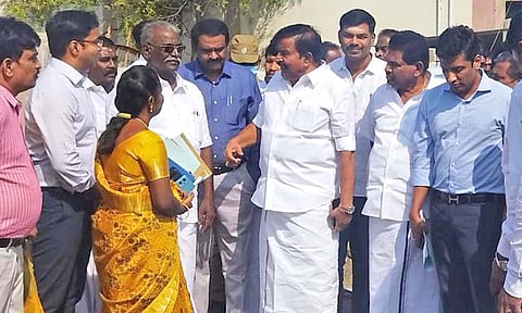 அமைச்சர் கே.என்.நேரு ஆறுமுகநேரியில் ஆய்வு பணி மேற்கொண்ட போது எடுத்த படம். அருகில் அமைச்சர் அனிதா ராதாகிருஷ்ணன், மாவட்ட கலெக்டர் செந்தில்ராஜ், பேரூராட்சி துணைத் தலைவர் கல்யாணசுந்தரம் ஆகியோர் உள்ளனர்.