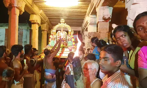 தென்திருப்பேரை மகர நெடுங்குழைக்காதர் கோவிலில் சொர்க்கவாசல் திறப்பு விழாவின் போது பக்தர்களுக்கு பரமபத வாசல் வழியாக சுவாமி தரிசனம் அளித்தார்.