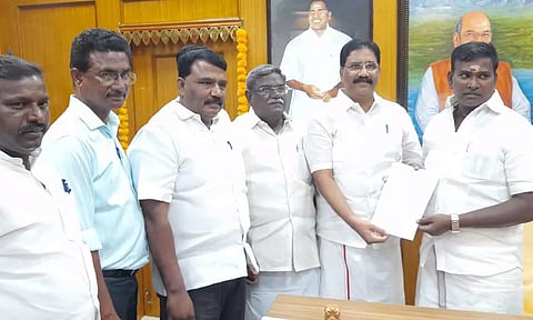 இந்திய கம்யூனிஸ்டு கட்சியினர் அமைச்சர் சாய்.ஜெ.சரவணன்குமாரிடம் மனு அளித்த காட்சி.