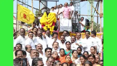 வீரபாண்டிய கட்டப்பொம்மனின் 263-வது பிறந்த நாளையொட்டி மதுரையில் உள்ள அவரது  சிலைக்கு அ.தி.மு.க. சார்பில் முன்னாள் அமைச்சர்கள் செல்லூர் ராஜூ, ஆர். பி. உதயகுமார், கடம்பூர் ராஜூ, கே டி ராஜேந்திர பாலாஜி, ராஜன் செல்லப்பா ஆகியோர் மாலை அணிவித்து மரியாதை செலுத்தினர். அருகில் மாவட்ட நிர்வாகிகள் வில்லாபுரம் ராஜா, எம். எஸ். பாண்டியன், திரவியம், அண்ணாதுரை உள்ளிட்ட பலர் உள்ளனர்.