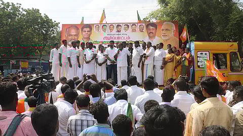 ஆர்ப்பாட்டத்தில் ஈடுபட்ட பா.ஜனதாவினரை படத்தில் காணலாம்.